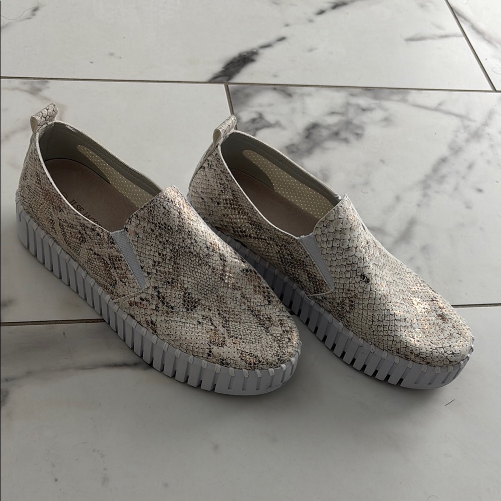 Ilse Jacobsen Cream Flats with Textured Finish